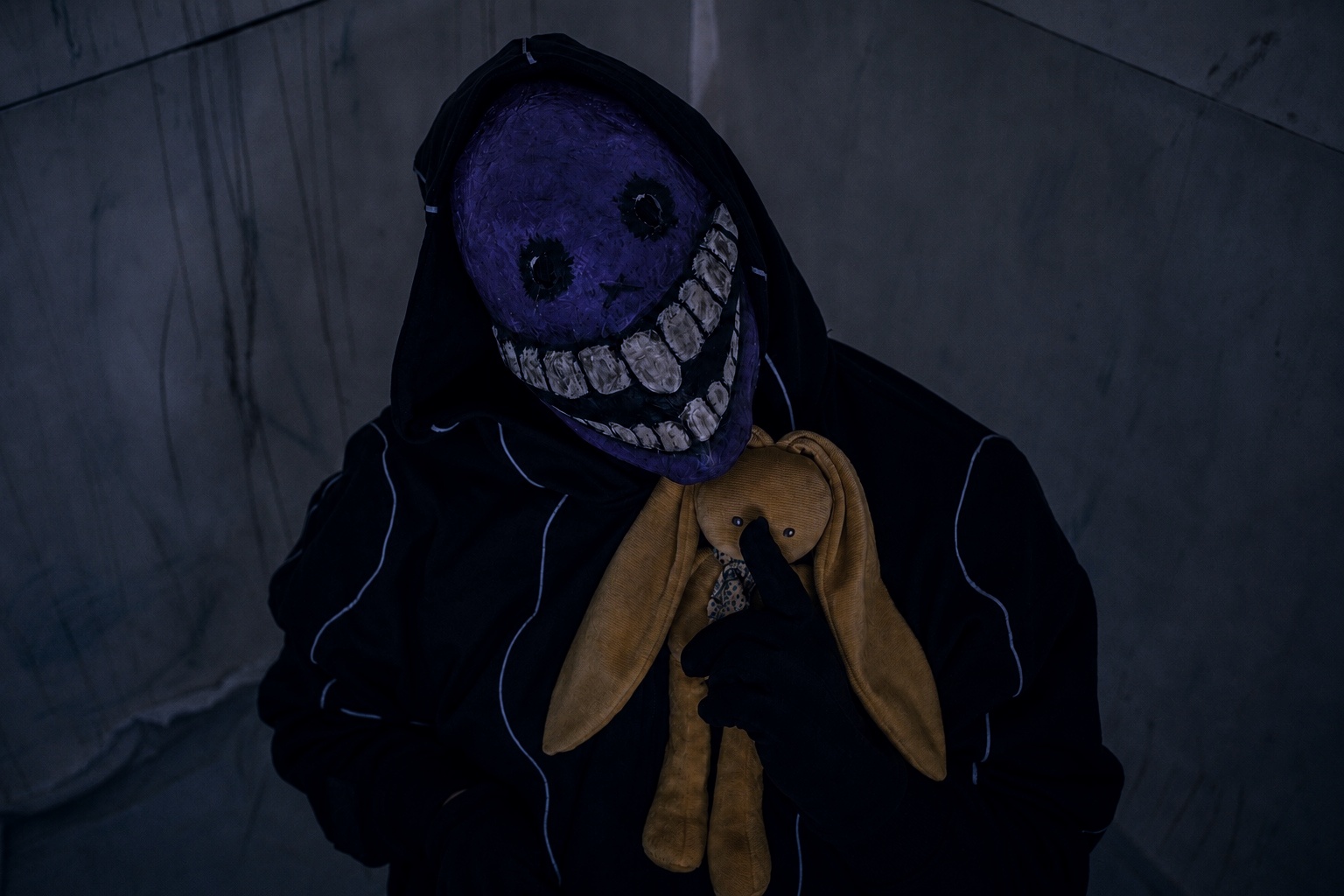 Le personnage de Pavillon 38 serre sa peluche contre lui